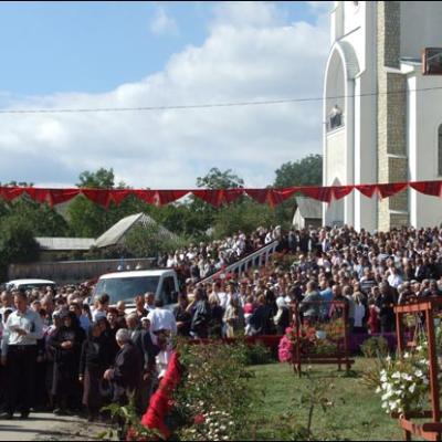 21 septembrie 2009: Faraoani: Funeraliile pr. Petru Mareş