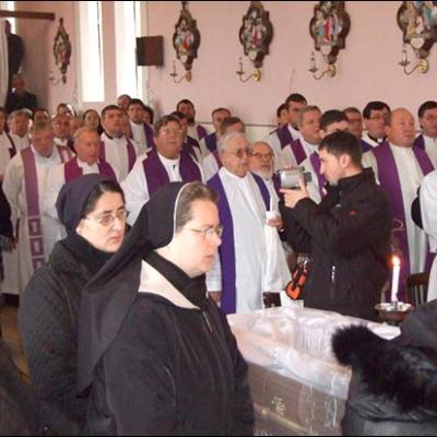 12 noiembrie 2009: Gutinaş: Funeraliile părintelui Robert-Enrich Matei