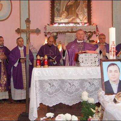 12 noiembrie 2009: Gutinaş: Funeraliile părintelui Robert-Enrich Matei