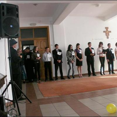 20 noiembrie 2009: Oneşti: Toamna se numără bobocii... la Liceul Teologic "Fericitul Ieremia"
