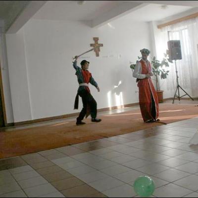 20 noiembrie 2009: Oneşti: Toamna se numără bobocii... la Liceul Teologic "Fericitul Ieremia"