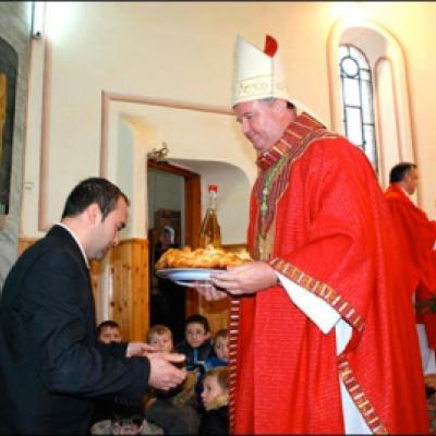26 decembrie 2009: Iugani: Vizita episcopului Aurel Percă
