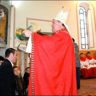 26 decembrie 2009: Iugani: Vizita episcopului Aurel Percă