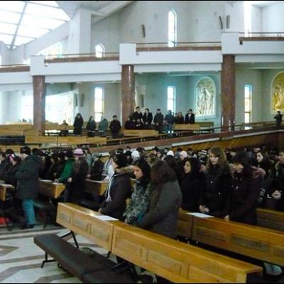 21 ianuarie 2010: Bacău: Sute de liceeni se roagă pentru unirea Bisericii