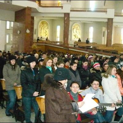 21 ianuarie 2010: Bacău: Sute de liceeni se roagă pentru unirea Bisericii