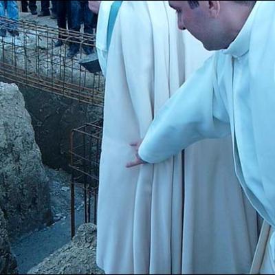 17 aprilie 2010: Stufu: Sfinţirea pietrei de temelie
