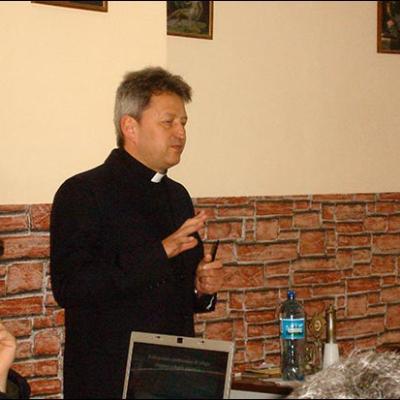 24 aprilie 2010: Oneşti: Simpozionul naţional "Profesorul de religie şi rolul său formativ în lumina preoţiei comune"