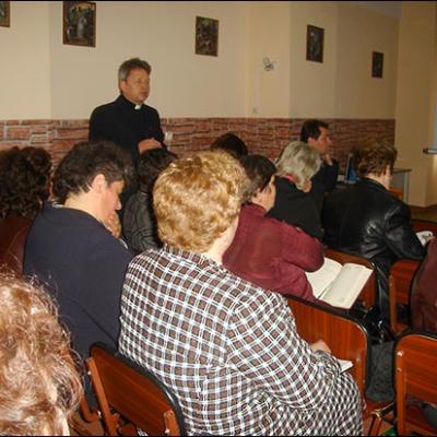 24 aprilie 2010: Oneşti: Simpozionul naţional "Profesorul de religie şi rolul său formativ în lumina preoţiei comune"
