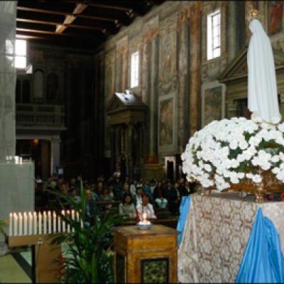 24 aprilie 2010: Roma: Statuia Sfintei Fecioare Maria de la Fatima şi la români