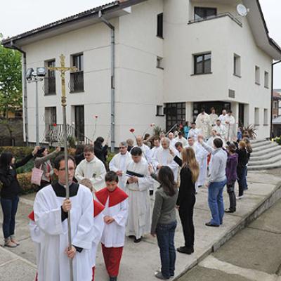 25 aprilie 2010: Iaşi: Instalarea noului paroh al comunităţii "Sfânta Tereza a Pruncului Isus" - pr. Petru Sescu (Foto: FOCUS)