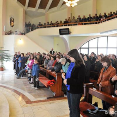 25 aprilie 2010: Iaşi: Instalarea noului paroh al comunităţii "Sfânta Tereza a Pruncului Isus" - pr. Petru Sescu (Foto: FOCUS)