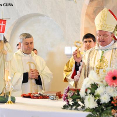 25 aprilie 2010: Iaşi: Instalarea noului paroh al comunităţii "Sfânta Tereza a Pruncului Isus" - pr. Petru Sescu (Foto: FOCUS)