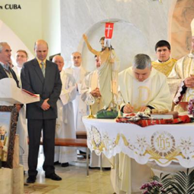 25 aprilie 2010: Iaşi: Instalarea noului paroh al comunităţii "Sfânta Tereza a Pruncului Isus" - pr. Petru Sescu (Foto: FOCUS)
