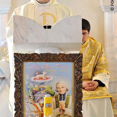 25 aprilie 2010: Iaşi: Instalarea noului paroh al comunităţii "Sfânta Tereza a Pruncului Isus" - pr. Petru Sescu (Foto: FOCUS)