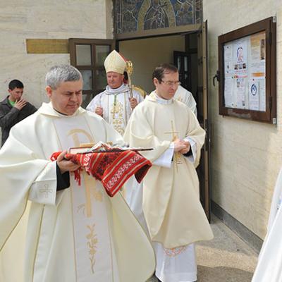 25 aprilie 2010: Iaşi: Instalarea noului paroh al comunităţii "Sfânta Tereza a Pruncului Isus" - pr. Petru Sescu (Foto: FOCUS)