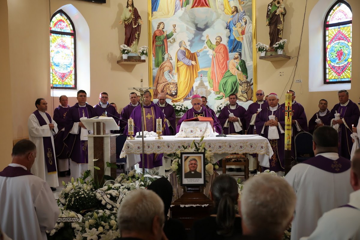 2 septembrie 2026: Fundu Răcăciuni (BC): Funeraliile părintelui Ciprian Laslău. Foto: Marius Iştoc