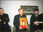 PS Petru Gherghel ofera o icoana a Mariei