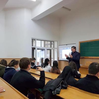 15 noiembrie: Iaşi: "Sunt voluntar şi cresc prin experienţă"