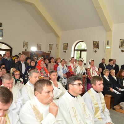 28 septembrie: Cucuieţi: Cardinalul Leonardo Sandri la consacrarea altarului şi sfinţirea bisericii "Sfânta Cruce" (28 septembrie 2017). Foto: Ovidiu V. Bişog