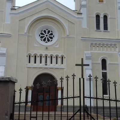 Hălăuceşti: Biserica "Naşterea Sfintei Fecioare Maria"