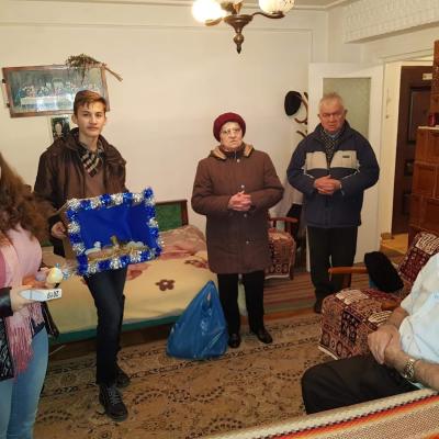 17 decembrie: Roman: Ducând Pruncuşorul Isus în casele persoanelor bolnave din comunitatea "Sfânta Tereza a Pruncului Isus"