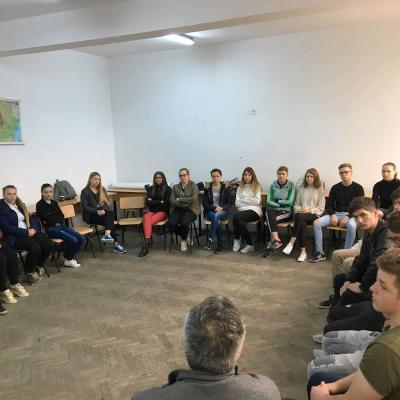 1 noiembrie: Bacău: Tinerii elevi "urlă" după modele