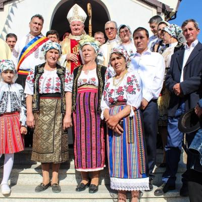13 octombrie: Caraclău: Sfinţirea bisericii "Sfânta Treime"