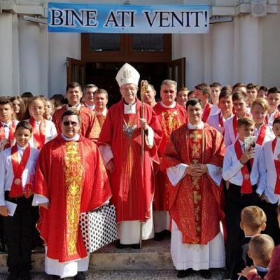 23 septembrie: Răducăneni: Administrarea sacramentului Mirului. Foto: Emilian Lupu