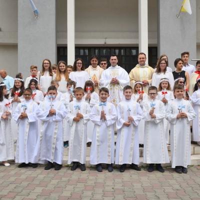 27 mai: Bacău: Prima împărtăşanie în Parohia "Sfânta Cruce"