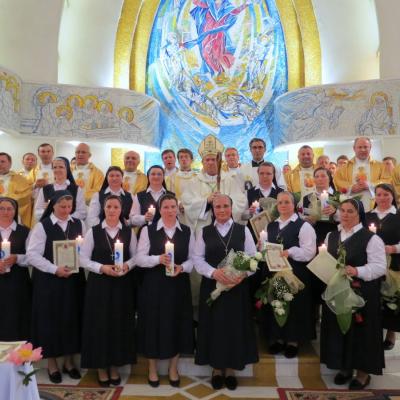 13 mai: Iaşi: Jubileul de 25 de ani de viaţă consacrată al 13 surori din Institutul Diecezan "Slujitoarele lui Cristos, Marele Preot"