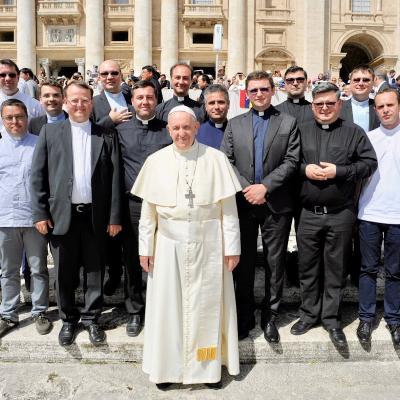 25 aprilie: Roma: Preoţii promoţiei 2008, la mormântul lui Petru, l-au întâlnit pe papa Francisc