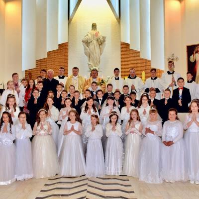 8 aprilie: Gherăeşti: Prima sfântă Împărtăşanie şi prezenţa PS Petru Gherghel