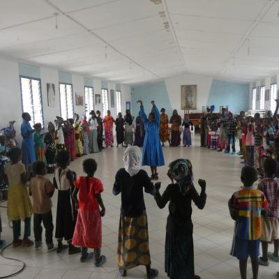 10-14 decembrie: Veselie, cântece, dansuri şi copii fericiţi în cele trei misiuni catolice româneşti din Dieceza de Marsabit, Kenya
