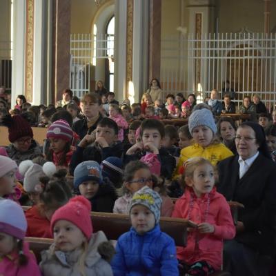 18 octombrie: Săbăoani: "Un milion de copii se roagă Rozariul pentru pace şi unitate în lume"