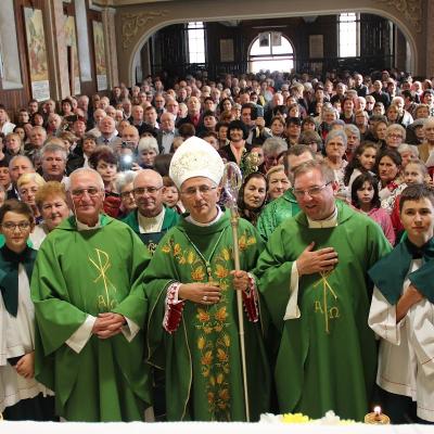 13 octombrie: Oneşti: În nostalgia timpurilor... Vizita episcopului Iosif Păuleţ în Parohia "Sfinţii Apostoli Petru şi Paul"