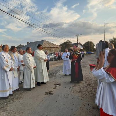8 septembrie: Răchiteni: File de istorie şi spiritualitate, sub mantia protectoare a Madonei de Lourdes