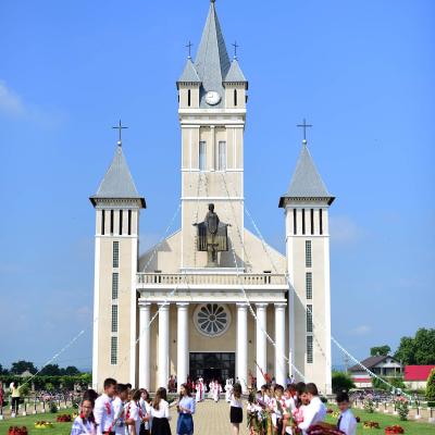 23 iunie: Săbăoani: Dar şi har, minune şi misiune, la conferirea sfântului Mir