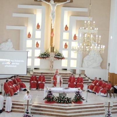 16 iunie: Bacău: Administrarea Mirului în Parohia "Înălţarea Sfintei Cruci"