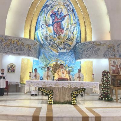 2 iunie: Iaşi: Iaşi: Părintele Michel Remery, autorul cărţii "Tweeting with God", şi tinerii din catedrală