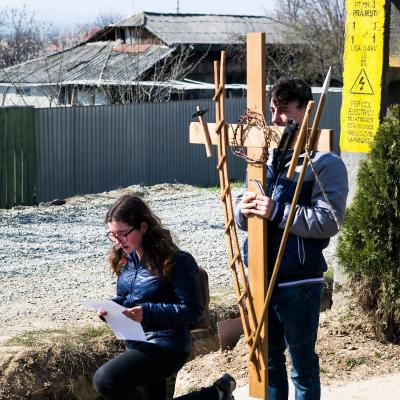 6 aprilie: Prăjeşti: Tineri meditând împreună cu Isus