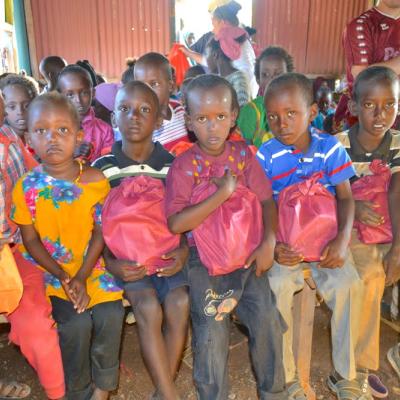 CMD: "Fă un copil să zâmbească, oferă un cadou de Crăciun" copiilor din Kenya, Coasta de Fildeş şi Panama
