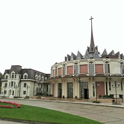 1 noiembrie: Iaşi: Liturghie de mulţumire la aniversarul sfinţirii Catedralei "Sfânta Fecioară Maria, Regină"
