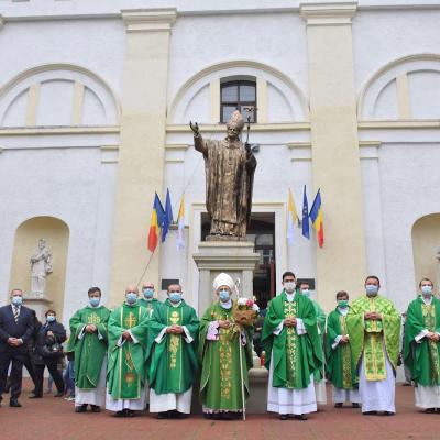 25 octombrie: Suceava: Sfinţirea noului monument dedicat Sfântului Papă Ioan Paul al II-lea