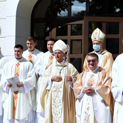 8 septembrie: Iaşi: Hirotonirea a şase preoţi