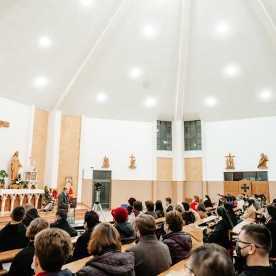25 noiembrie: Roman: Conferinţă despre ce ne face mai umani, organizată de Academia "Petru Tocănel"