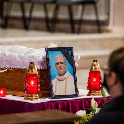 6 octombrie: Buruieneşti: Funeralile părintelui Ieronim Enăşoaie. Foto: Paul Dumea