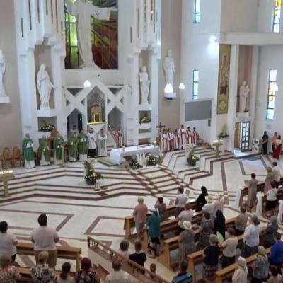 8 august: Bacău: Sfinţirea icoanelor din mozaic în Biserica "Sfinţii Petru şi Paul"