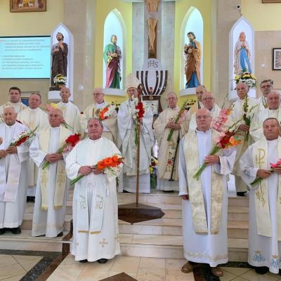 24 iulie: Traian: Preoţi în vârstă în sărbătoare, alături de episcopul emerit Petru Gherghel