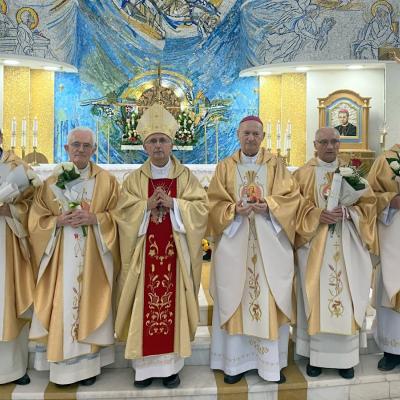 24 iunie: Iaşi: Patru preoţi la jubileul de 50 de ani de preoţie, în catedrală