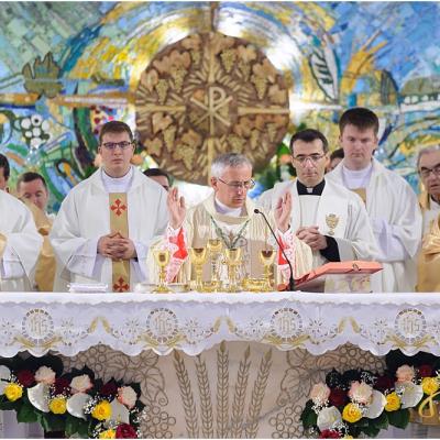 24 iunie: Iaşi: Hirotonirea a zece noi preoţi
